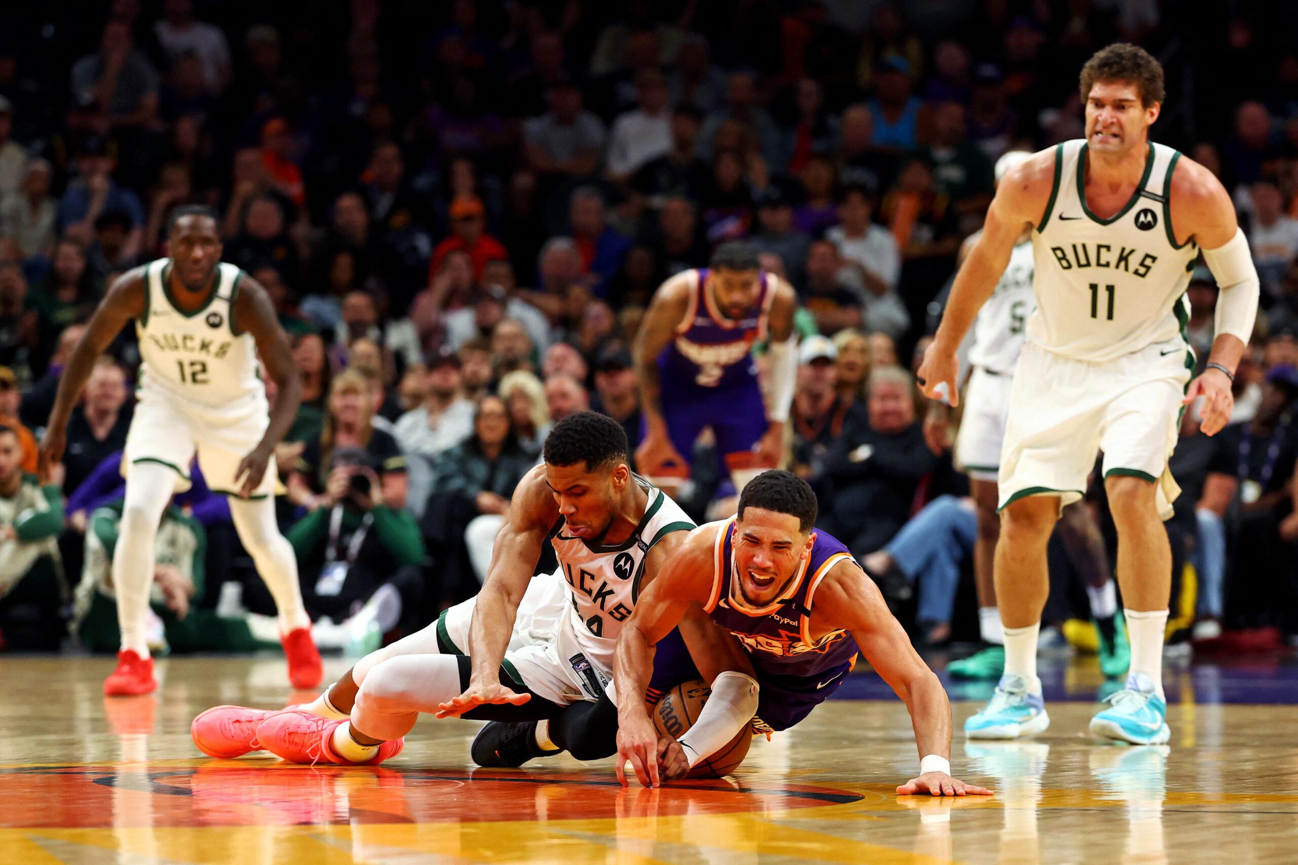 NBA: Devin Booker&apos;s late bucket lifts Suns over Bucks